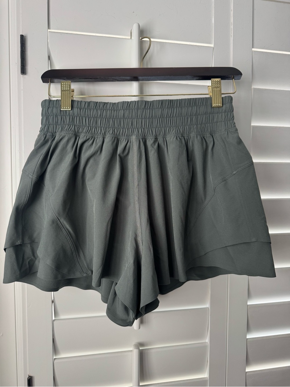 Lululemon Womens Shake It Out 2.5” shorts size small